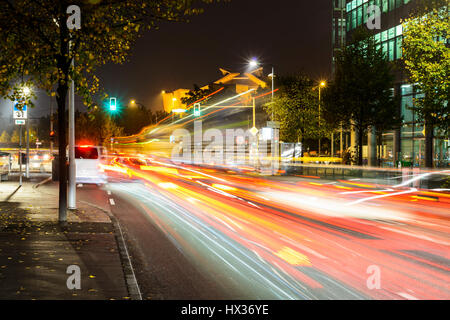 Berlin-Stadt-Lichter in der Nacht. Straßenverkehr an einer Ampel-Kreuzung. Berlin, Deutschland Stockfoto