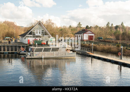 Duncan Mühlen Mermorial Helling, Loch Lomond öffentlichen slipway Startanlagen und Bata Greine Solarboot, Loch Lomond, Balloch, Schottland, Großbritannien Stockfoto