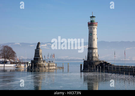 Hafeneinfahrt im Winter, bayerischem Löwen, neuer Leuchtturm, Lindau, Bodensee, Bayern, Deutschland Stockfoto