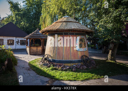 Hölzerne traditionelles Gästehaus im Kolyba Hotel, Museum und Restaurant-Komplex in der Korostenj Stadt, Ukraine Stockfoto