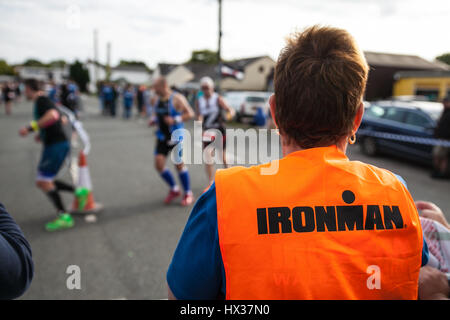 Ein Freiwilliger beim Ironman Wales, 2015, Tenby, Pembrokshire, Wales, UK Stockfoto