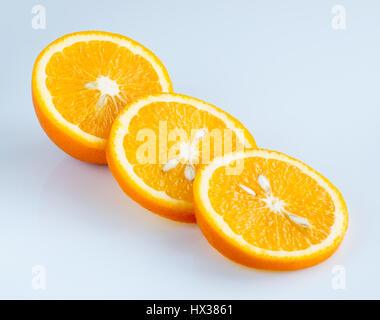 Drei Ringe geschnittenen saftige Reife Orange auf einem hellblauen Hintergrund. Stockfoto