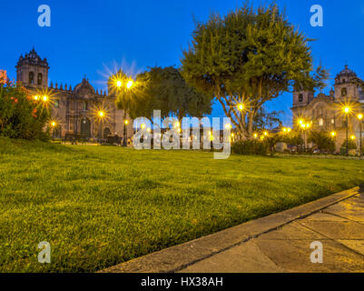 Cusco, Peru - 22. Mai 2016, der Hauptplatz in der Abenddämmerung. Plaza de Armas Stockfoto