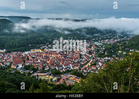 Nebel über Bad Urach Schwäbische Alb.-Blick auf die Stadt. Baden-Württemberg, Deutschland Stockfoto