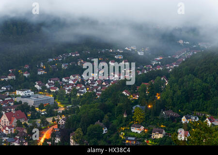 Nebel über Bad Urach Schwäbische Alb.-Blick auf die Stadt. Baden-Württemberg, Deutschland Stockfoto