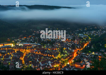 Nebel über Bad Urach Schwäbische Alb.-Blick auf die Stadt. Baden-Württemberg, Deutschland Stockfoto