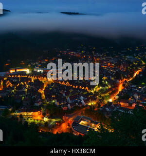 Nebel über Bad Urach Schwäbische Alb.-Blick auf die Stadt. Baden-Württemberg, Deutschland Stockfoto