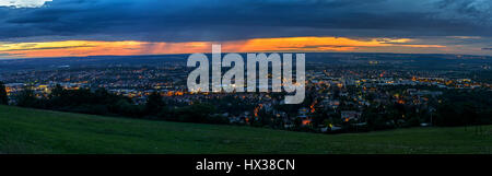 Blick von der Schwäbischen Alb in Reutlingen in der Nacht. Reutlingen, Baden-Württemberg, Deutschland Stockfoto