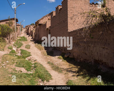 Maras, Peru - 20. Mai 2016: Ortsstraße in kleinen Dorf in Peru. Stockfoto