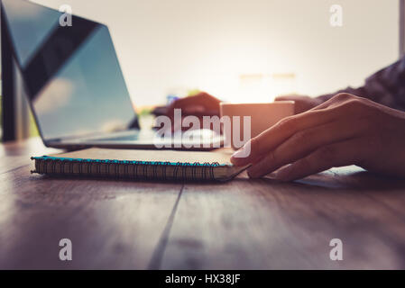 Tägliche Journaling mit Vorteile Internet-Technologie in der Geschäftstätigkeit wiederum verbesserte Leistung. Fokus auf tägliche Planer Buch. Stockfoto