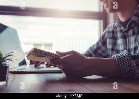 Glücklich Kaufmann mit täglichen Journaling und Vorteile Internet-Technologie der in das Geschäft mit einer verbesserten Performance zu Hause Büro Stockfoto