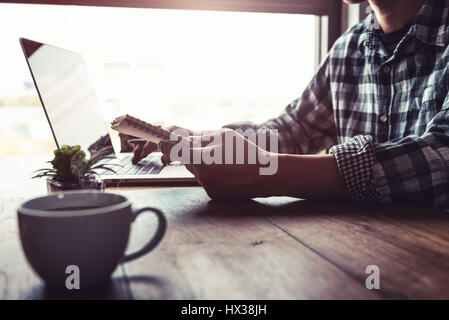 Tägliche Journaling mit Internet-Technologie in das Geschäft Vorteile einer verbesserten Performance zu Hause Büro. Fokus auf tägliche pl Stockfoto