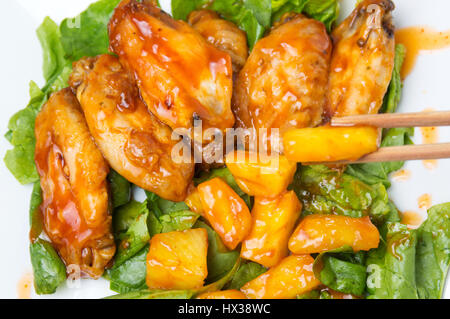 Ananas-Hähnchenflügel mit Barbecue und Chili-Sauce serviert Stockfoto