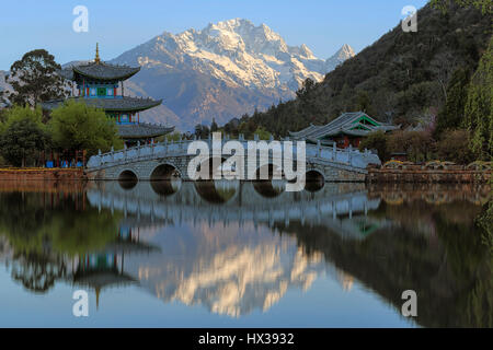 Schöne Aussicht auf die Black Dragon Pool und Jade Dragon Snow Mountain in Lijiang, Yunnan - China Stockfoto