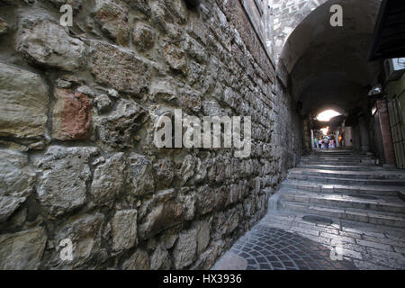 Via Dolorosa, 8. Stationen des Kreuzes. Die Pilger, die das Heilige Land besuchen übergeben Sie den Pfad, die Jesus trug das Kreuz auf Golgatha. Jerusalem Stockfoto