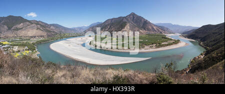 Panoramablick von der ersten Biegung des Yangtze-Flusses in der Nähe von ShiGu Dorf nicht weit von Lijiang, Yunnan - China Stockfoto