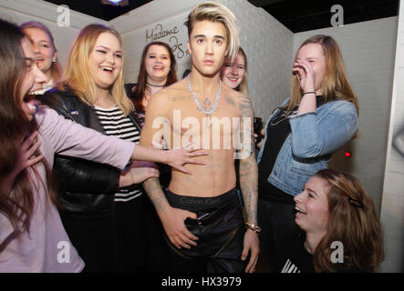 Justin Bibers Fans reagieren mit eine lebensgroße Wachsfigur von kanadischer Popmusiker Justin Bieber bei Madame Tussaud Wachsfigurenkabinett angezeigt wird, während ein specia Stockfoto