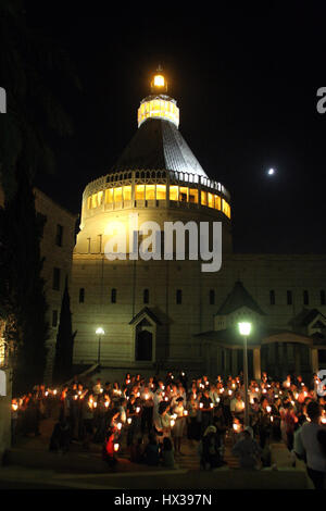 Prozession zieht durch die Straßen von Nazareth, aus der Kirche von St. Joseph zur Basilika der Verkündigung, Nazareth, Israel Stockfoto