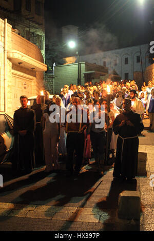 Prozession zieht durch die Straßen von Nazareth, aus der Kirche von St. Joseph zur Basilika der Verkündigung, Nazareth, Israel Stockfoto