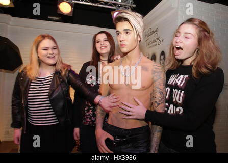 Justin Bibers Fans reagieren mit eine lebensgroße Wachsfigur von kanadischer Popmusiker Justin Bieber bei Madame Tussaud Wachsfigurenkabinett angezeigt wird, während ein specia Stockfoto