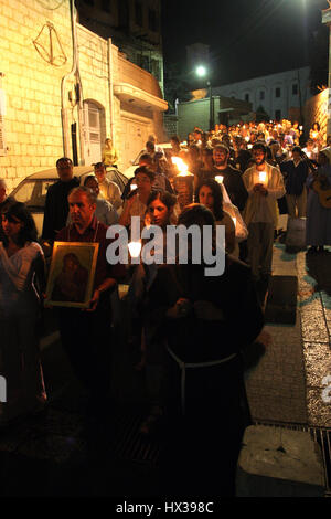 Prozession zieht durch die Straßen von Nazareth, aus der Kirche von St. Joseph zur Basilika der Verkündigung, Nazareth, Israel Stockfoto