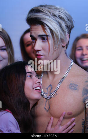 Justin Bibers Fans reagieren mit eine lebensgroße Wachsfigur von kanadischer Popmusiker Justin Bieber bei Madame Tussaud Wachsfigurenkabinett angezeigt wird, während ein specia Stockfoto