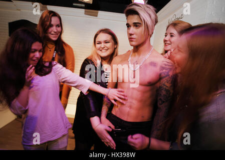 Justin Bibers Fans reagieren mit eine lebensgroße Wachsfigur von kanadischer Popmusiker Justin Bieber bei Madame Tussaud Wachsfigurenkabinett angezeigt wird, während ein specia Stockfoto