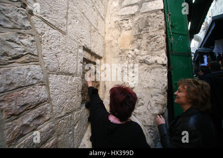 Via Dolorosa, 5. Stationen des Kreuzes. Die Pilger, die das Heilige Land besuchen übergeben Sie den Pfad, die Jesus trug das Kreuz auf Golgatha. Jerusalem Stockfoto