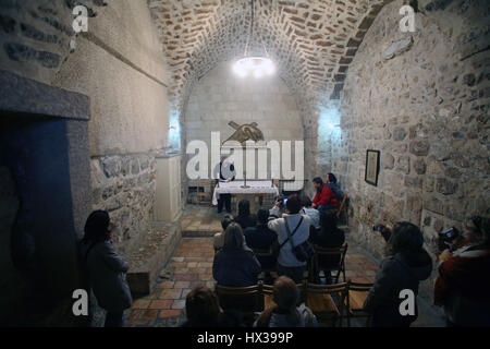 Via Dolorosa, 7. Stationen des Kreuzes. Die Pilger, die das Heilige Land besuchen übergeben Sie den Pfad, die Jesus trug das Kreuz auf Golgatha. Jerusalem Stockfoto