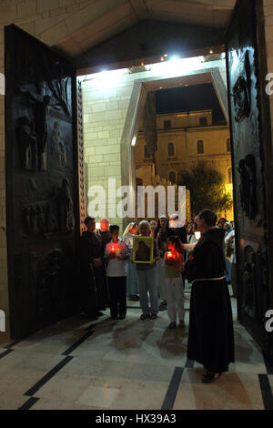 Prozession zieht durch die Straßen von Nazareth, aus der Kirche von St. Joseph zur Basilika der Verkündigung, Nazareth, Israel Stockfoto