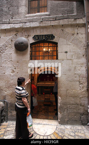 Via Dolorosa, 7. Stationen des Kreuzes. Die Pilger, die das Heilige Land besuchen übergeben Sie den Pfad, die Jesus trug das Kreuz auf Golgatha. Jerusalem Stockfoto