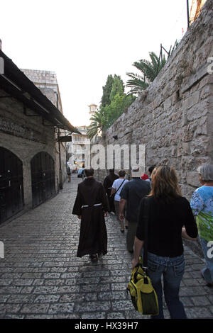 Via Dolorosa. Die Pilger, die das Heilige Land besuchen übergeben Sie den Pfad, die Jesus trug das Kreuz auf Golgatha. Jerusalem Stockfoto