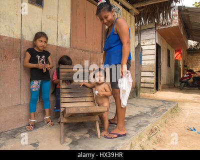 Santo Tomas, Peru - 17. Mai 2016: Peruanische Frau mit Kindern in dem kleinen Dorf in der Nähe der Iquitos. Stockfoto