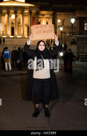 London, UK. 23. März 2017. Eine muslimische Frau hält ein Schild mit der Aufschrift "nicht in meinem Namen", nach einer Mahnwache auf dem Trafalgar Square zum Gedenken an die Opfer des Westminster-Terror-Anschlag. Eine Menschenmenge von Hunderten versammelte sich auf dem Platz, Kerzen anzünden und reden hören. Bildnachweis: Jacob Sacks-Jones/Alamy Live-Nachrichten. Stockfoto