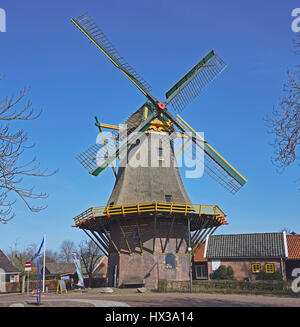 Korn-Mühle "De Hoop" oder "Molen van Buursink" in Markelo, den Niederlanden, mit grün, rot und gelb lackierte Holzteile gegen einen schönen blauen sk Stockfoto