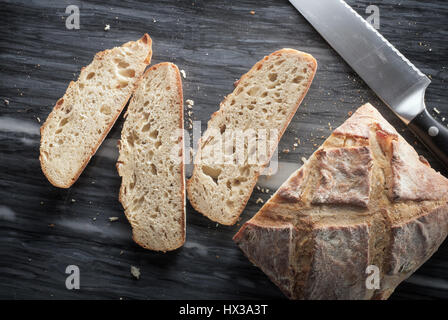 Artisan teilweise geschnitten Brot - von oben Stockfoto