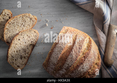 In Scheiben geschnittene Artisan Laib Brot - von oben Stockfoto