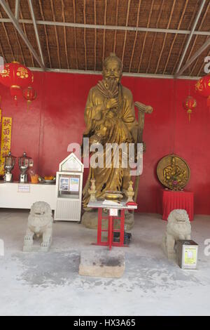 Big Buddha sitzt auf dem höchsten Gipfel des nakkerd Hügel in Ao Chalong. Es ist 45 Meter hohe weiße Marmorstatue sichtbar von überall im Süden von Phuket. Stockfoto