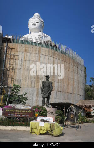 Big Buddha sitzt auf dem höchsten Gipfel des nakkerd Hügel in Ao Chalong. Es ist 45 Meter hohe weiße Marmorstatue sichtbar von überall im Süden von Phuket. Stockfoto