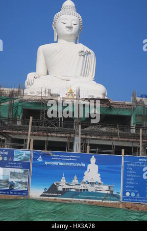 Big Buddha sitzt auf dem höchsten Gipfel des nakkerd Hügel in Ao Chalong. Es ist 45 Meter hohe weiße Marmorstatue sichtbar von überall im Süden von Phuket. Stockfoto