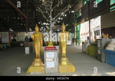 Big Buddha sitzt auf dem höchsten Gipfel des nakkerd Hügel in Ao Chalong. Es ist 45 Meter hohe weiße Marmorstatue sichtbar von überall im Süden von Phuket. Stockfoto