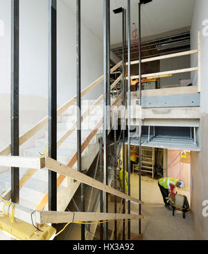 Ansicht des Treppenhauses im Bau. Design Museum im Bau, London, Vereinigtes Königreich. Architekt: John Pawson Architects, 2016. Stockfoto