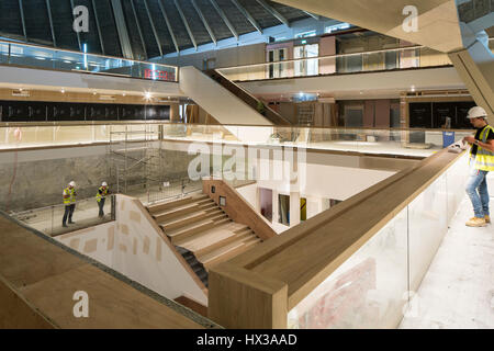 Innenansicht der wichtigsten Atrium im Bau. Design Museum im Bau, London, Vereinigtes Königreich. Architekt: John Pawson Architects, 2016. Stockfoto