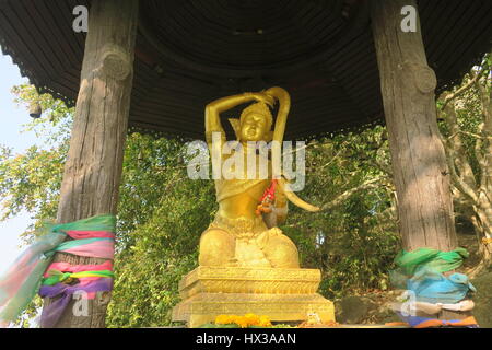 Big Buddha sitzt auf dem höchsten Gipfel des nakkerd Hügel in Ao Chalong. Es ist 45 Meter hohe weiße Marmorstatue sichtbar von überall im Süden von Phuket. Stockfoto