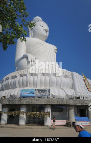 Big Buddha sitzt auf dem höchsten Gipfel des Nakkerd Hügeln in Ao Chalong. Es ist 45 Meter hohe weiße Marmorstatue von überall in Süd Phuket sichtbar. Stockfoto