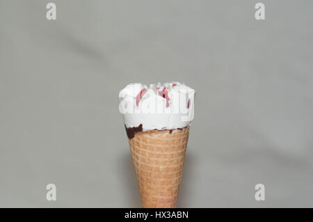 Vanille und Erdbeereis in Kegel mit Schokolade Stockfoto
