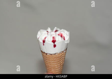 Vanille und Erdbeereis in Kegel mit Schokolade Stockfoto