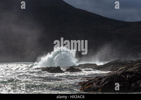 Wellen brechen sich an Maghera Strand Felsen in der Nähe von Ardara, County Donegal, Irland Teil Irlands Wild Atlantic Way Stockfoto