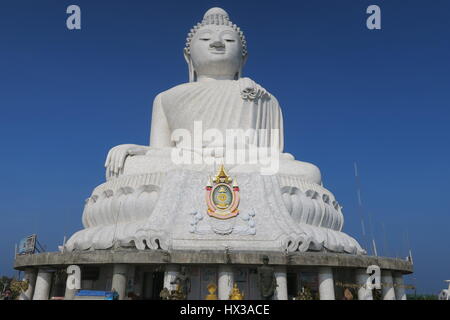Big Buddha sitzt auf dem höchsten Gipfel des nakkerd Hügel in Ao Chalong. Es ist 45 Meter hohe weiße Marmorstatue sichtbar von überall im Süden von Phuket. Stockfoto