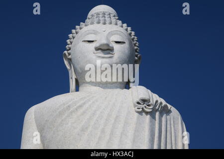 Big Buddha sitzt auf dem höchsten Gipfel des nakkerd Hügel in Ao Chalong. Es ist 45 Meter hohe weiße Marmorstatue sichtbar von überall im Süden von Phuket. Stockfoto